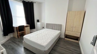 Bright and cozy room in a shared house  Main Photo