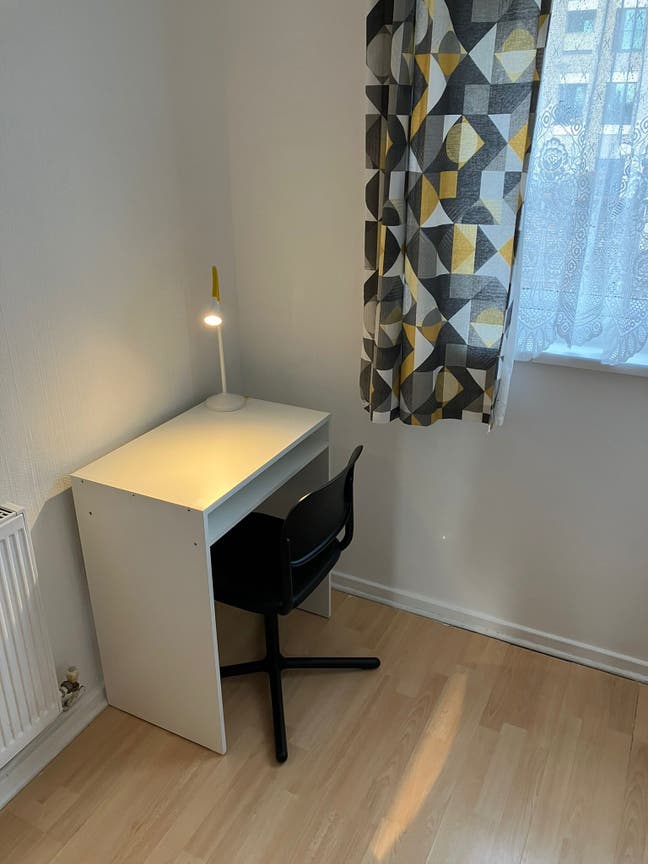 Single room available in house E13 Main Photo