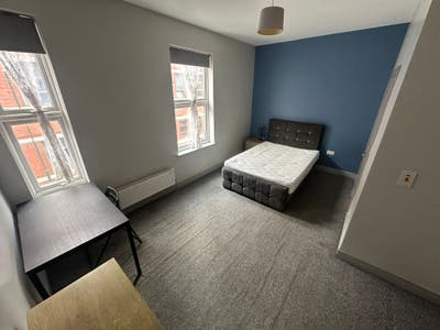 First Month Halfprice-Stunning Well Cared for Room Main Photo