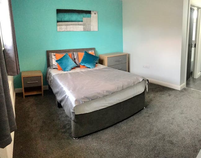 Spacious studio walking distance to Hospital  Main Photo