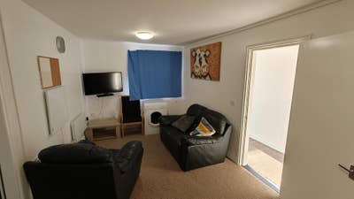 4 mins walk to Nautical college - 3 bed Main Photo