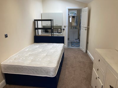 Double Room with Ensuite Main Photo