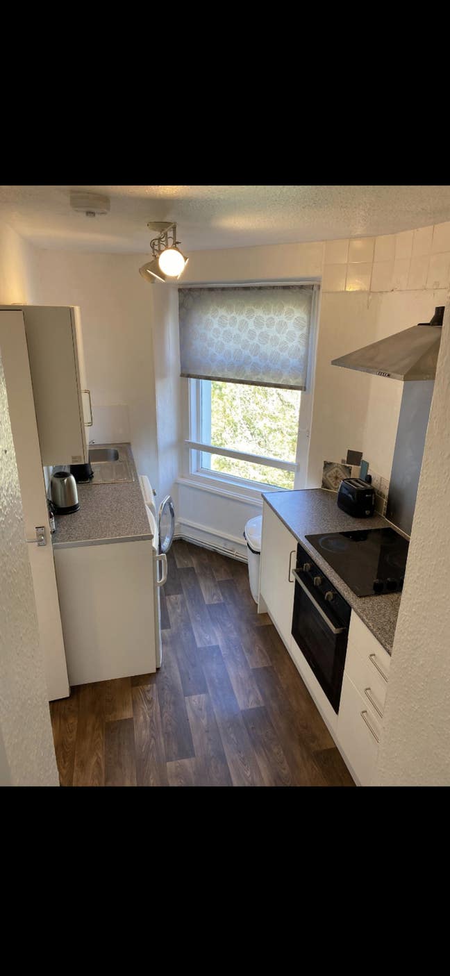Two (large) bedroomed flat with separate kitchen a Main Photo