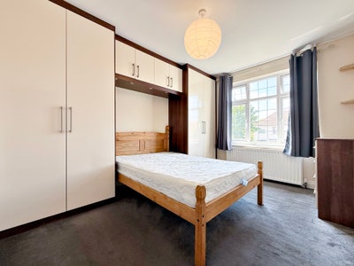Double Room 5 Mins Walk to Hounslow East Main Photo