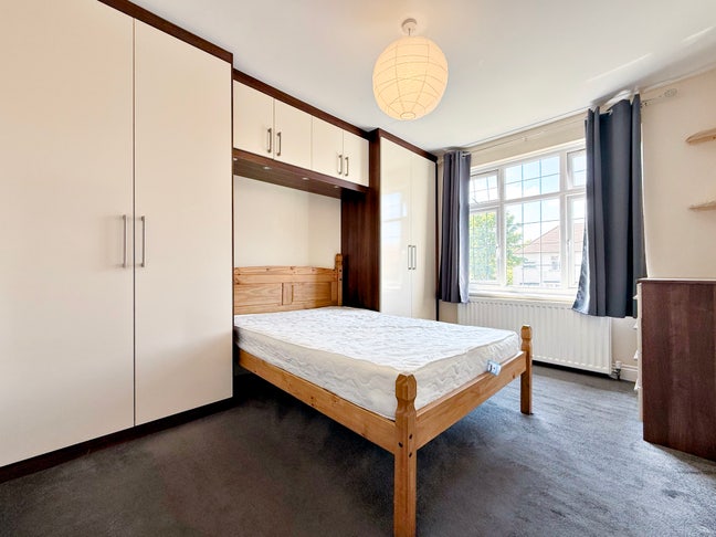Double Room 5 Mins Walk to Hounslow East Main Photo