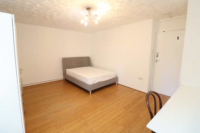 Double Room 60 Sec from Dlr Main Photo