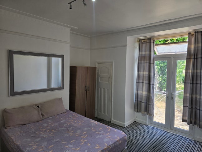 BIG Double Modern Room in Shared House Main Photo