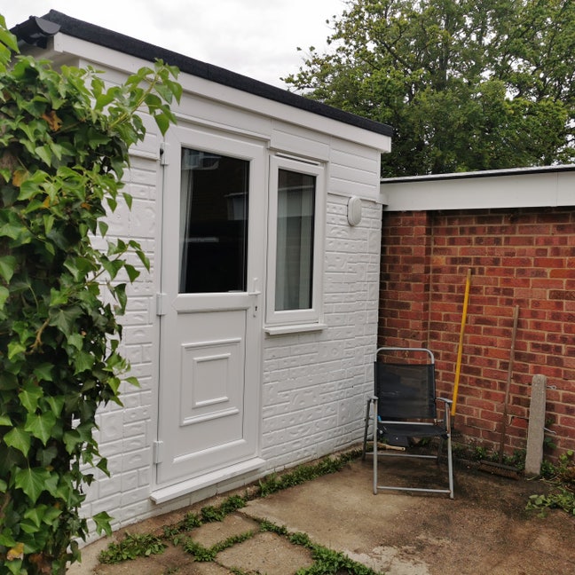 Ensuite with own garden - village centre location Main Photo