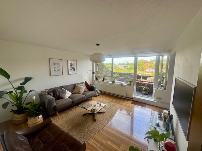 Bright Double Room + River Views in Tottenham Main Photo