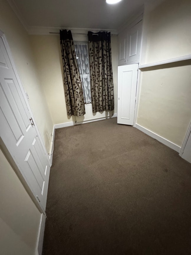 Large single room available. All bills included  Main Photo