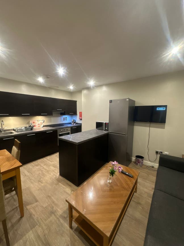 “Modern Room in Manchester City Centre – Prime Loc Main Photo