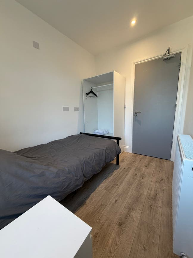 Modern Ensuite and non Ensuite Rooms in Poole Main Photo
