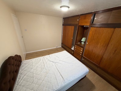 Double bedroom available- 5 minutes c2c station Main Photo