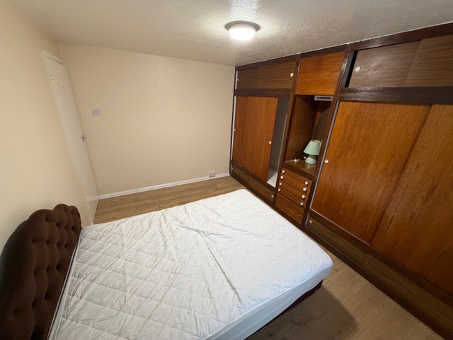 Double bedroom available- 5 minutes c2c station Main Photo