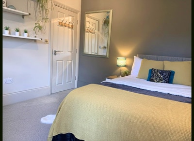 Large Double Room in Fantastic Location  Main Photo