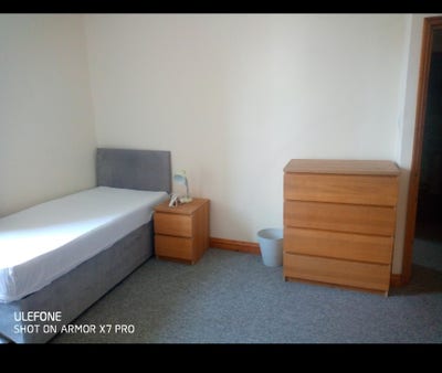 Looking for new housemate in 2 bed flat Main Photo