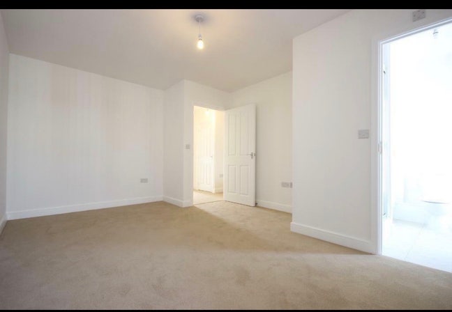 Spacious Double Rooms with en-suite  (incl bills) Main Photo