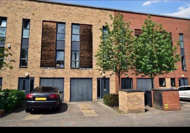 Spacious Double Rooms with en-suite  (incl bills) Main Photo