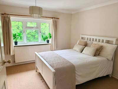 Large Ensuite with good public transport links Main Photo