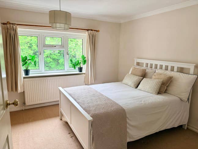 Large Ensuite with good public transport links Main Photo