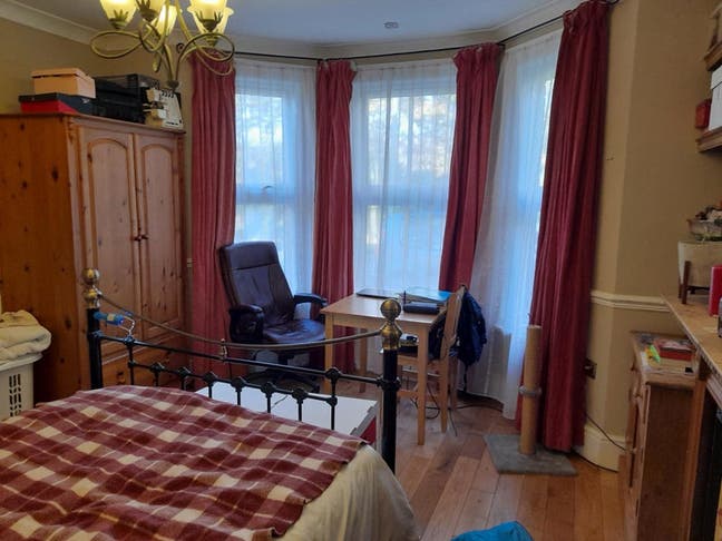 Spacious Double Room Near Ash Train Station Main Photo