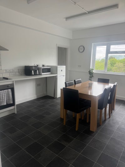 Large double rooms to rent in HMO - Bills included Main Photo