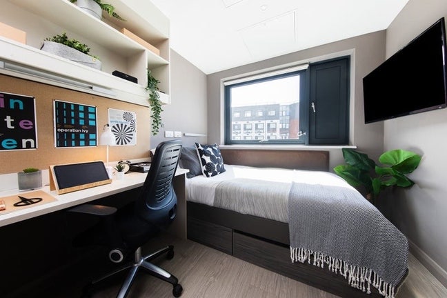 En-suite room with bills included  Main Photo
