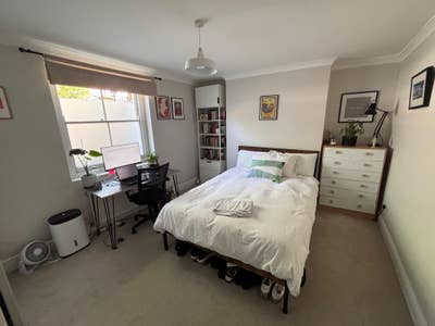 Room in 3 bedroom flat with outdoor space Main Photo