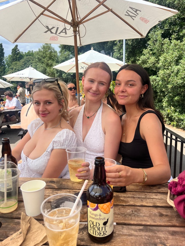 2 girlies looking for another flatmate <3 Main Photo