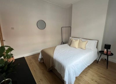 Spacious modern double room  Main Photo