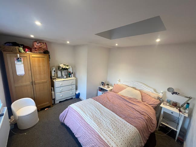 Double Bedroom in a 2 bed bungalow Main Photo