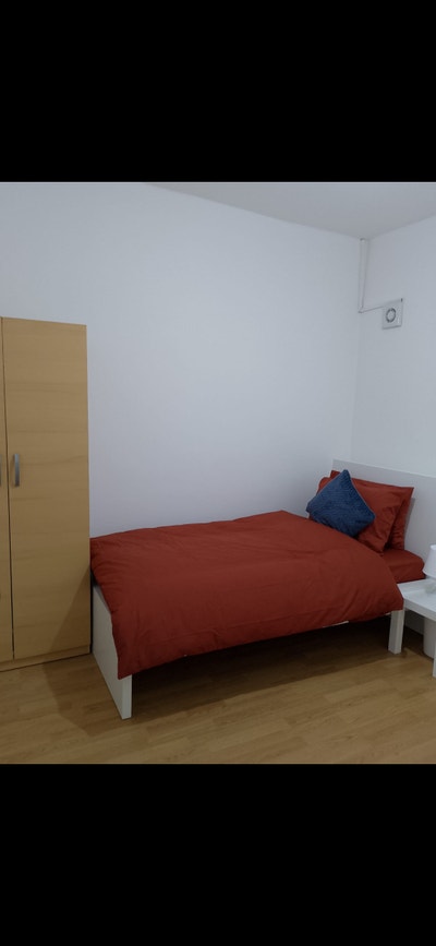 Bright 2 single rooms –Newham | Great Links Main Photo