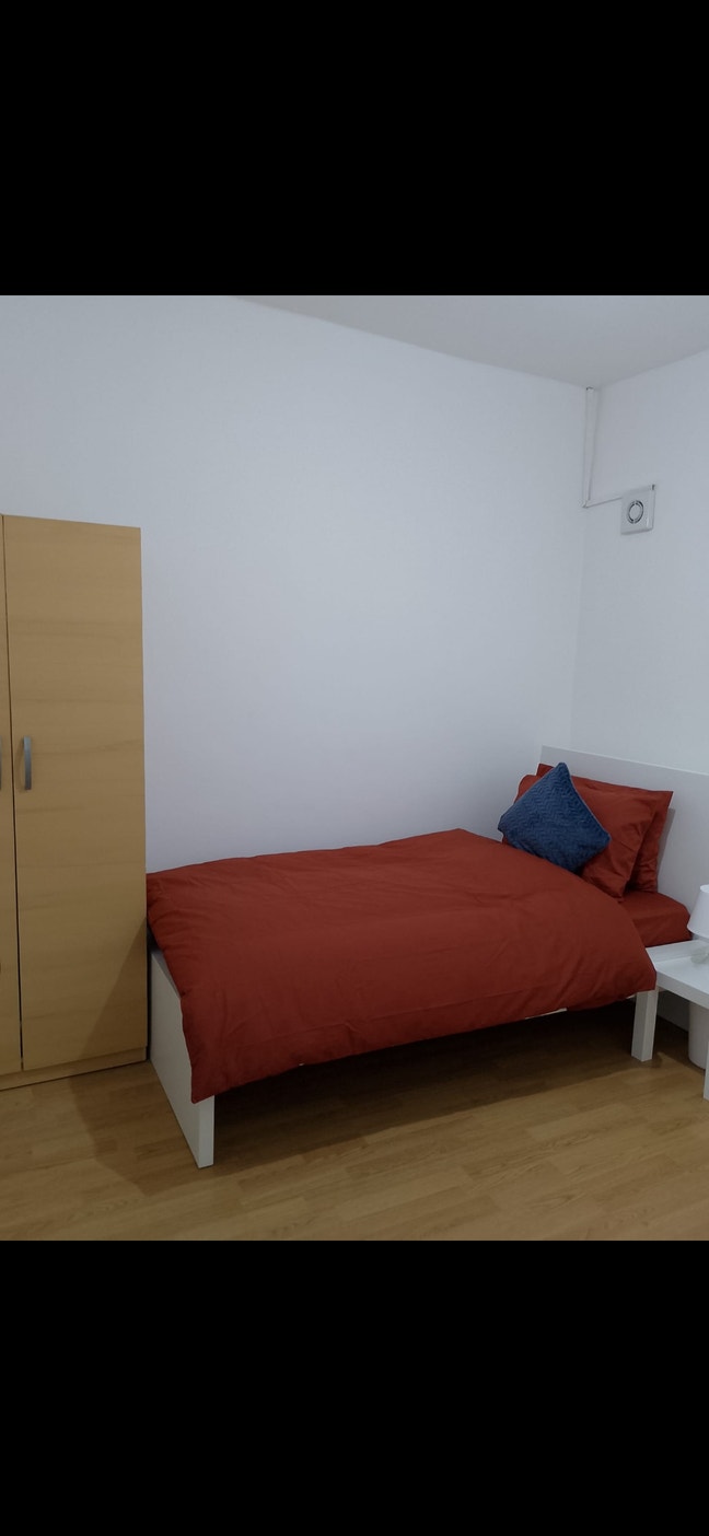 Bright 2 single rooms –Newham | Great Links Main Photo