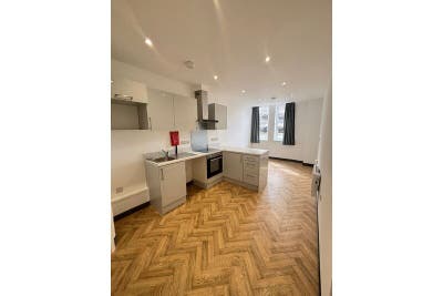 1 room Available with private bathroom – *Fleet co Main Photo