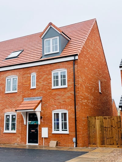 3 Bed End Terrace, Meadows Close, DE13 Main Photo