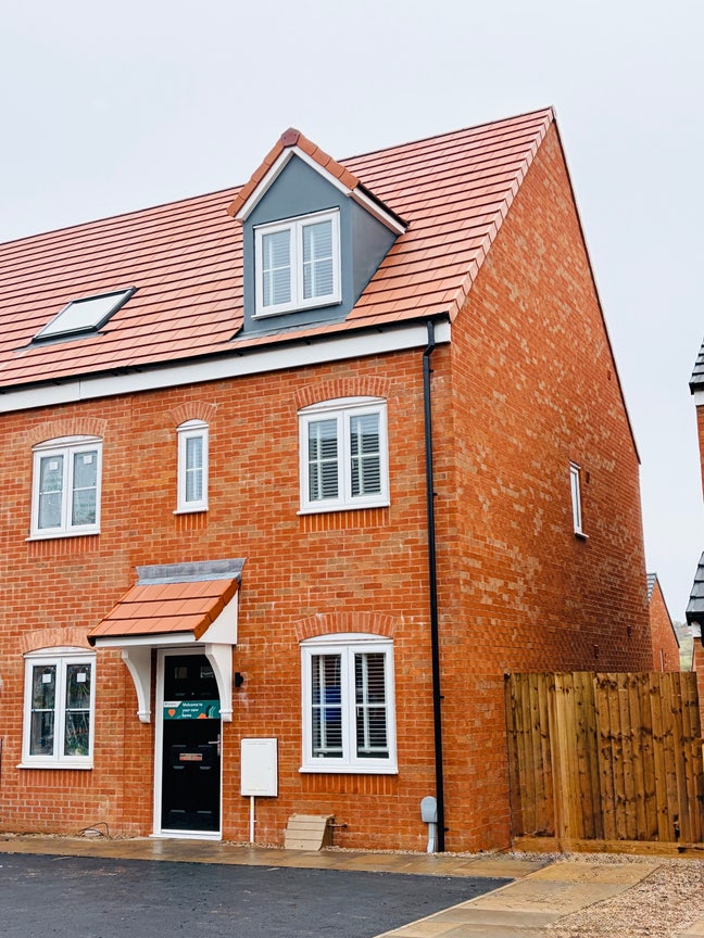 3 Bed End Terrace, Meadows Close, DE13 Main Photo