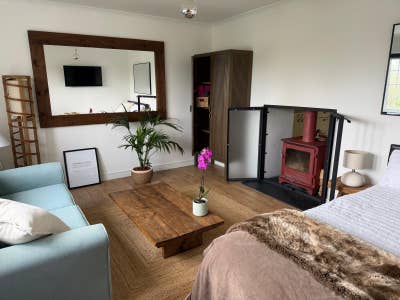 Stunning Bedroom/Living room in beautiful location Main Photo