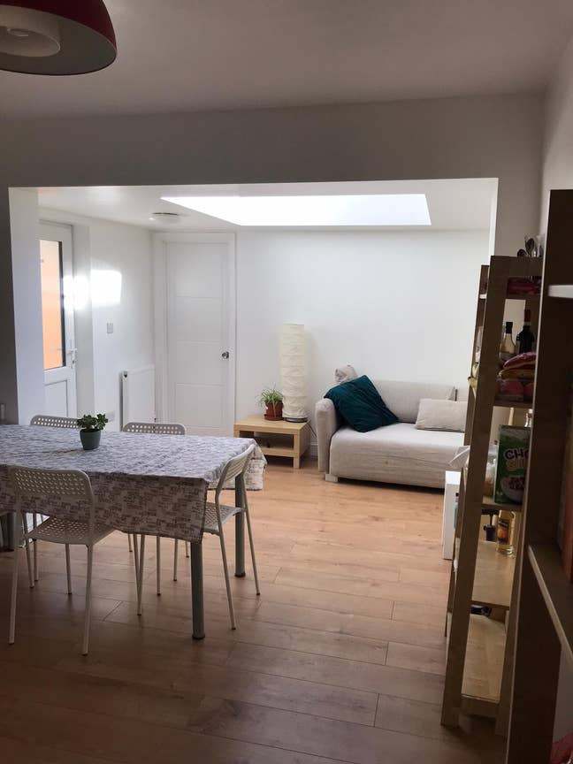 Large and Bright Room to let. Central Main Photo