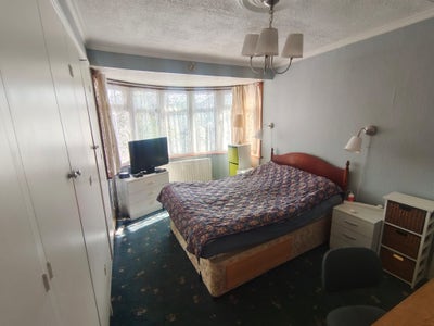 Double room by Hanger Lane roundabout  Main Photo