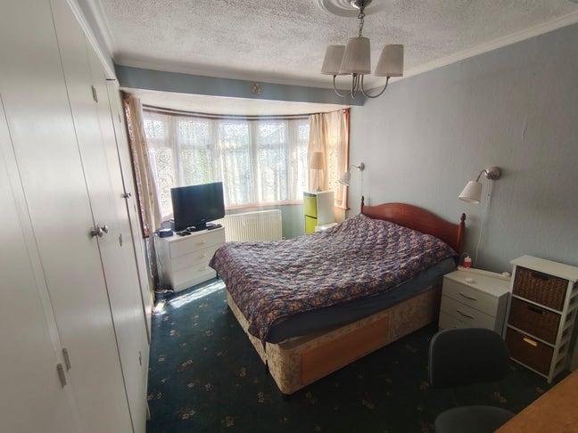 Double room by Hanger Lane roundabout  Main Photo