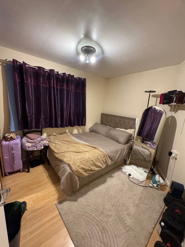 Spacious room available in a 2 bed flat. LL11 Main Photo