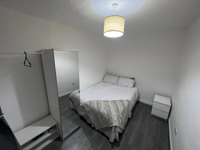 A Fully Furnished Double Room - Excellent location Main Photo