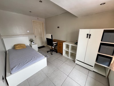 Spacious Room Available in Basildon (ensuite bath) Main Photo