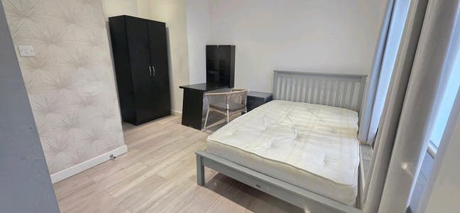 Bright Spacious Double next to NORTH ACTON Station Main Photo