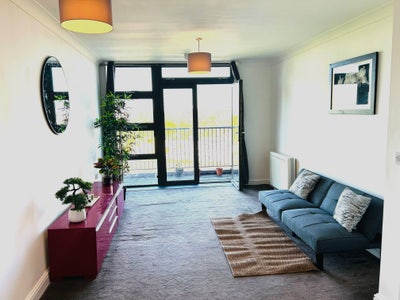 Modern Private 1-Bed Flat + Balcony | Canary Wharf Main Photo