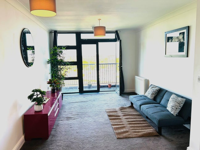 Modern Private 1-Bed Flat + Balcony | Canary Wharf Main Photo