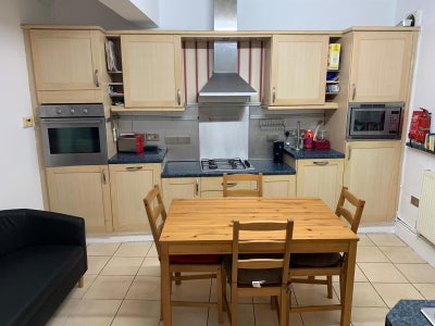 Clean room close to market, station & wetlands  Main Photo