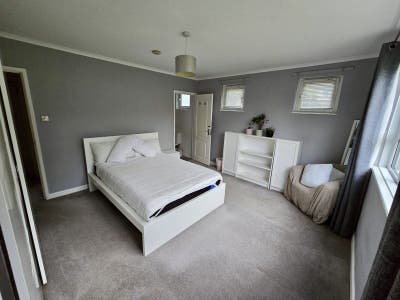 Flat share / Large double room + en suite Main Photo