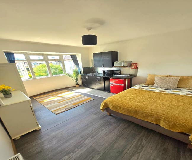 Bright and spacious in quiet cul-de-sac location  Main Photo