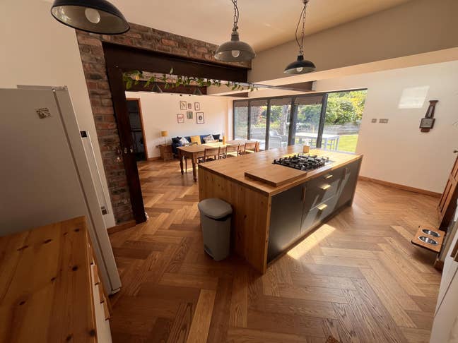 Double Room/Whole House in Mumbles - Read Desc.! Main Photo